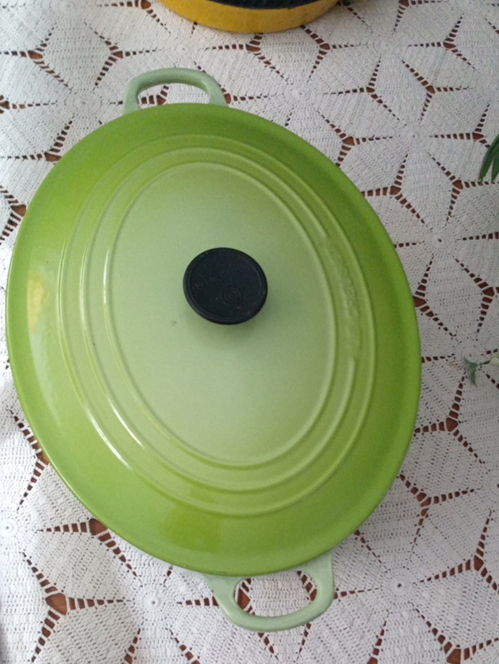 Le Creuset Kiwi Green Enameled Cast Iron Dutch Oven with Black Knob 35 Oval - Picture 5 of 5